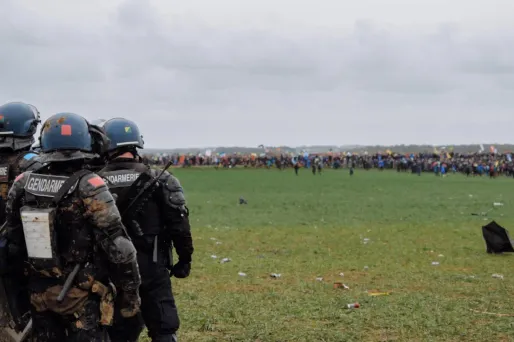 À Sainte-Soline, une manifestation anti-bassine a viré à l’affrontement entre black blocs et forces de l’ordre, victimes de jets de pierre en nombre.