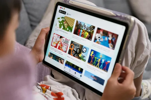 L’interdiction des réseaux sociaux pour les moins de 16 ans en Australie inquiète les adolescents français