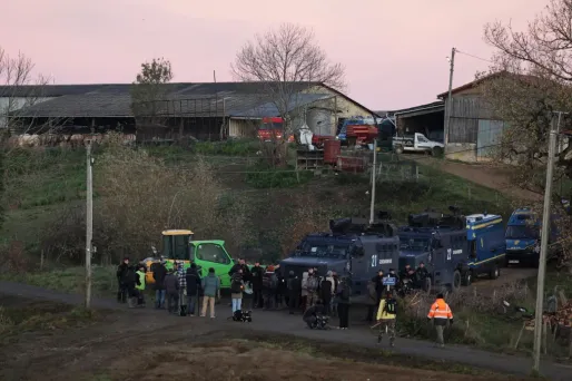 La levée du blocage de la ferme, dont l'accès était obstrué par des tracteurs et des troncs d'arbres, a été émaillée d'incidents entre les forces de l'ordre et les manifestants.