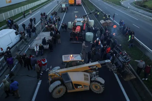 Des agriculteurs bloquent une autoroute au sud de Toulouse.