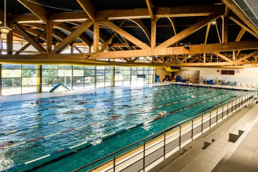 La Ciotat : une voiture percute la baie vitrée de la piscine municipale et termine sa course dans le grand bassin