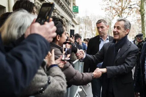 «J'ai fait un tatouage avec le signe de l'infini et son nom» : en dédicaces dans son fief de Neuilly, Nicolas Sarkozy a attiré une foule d'admirateurs