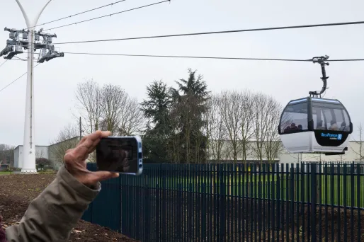 Dans le Val-de-Marne, les premiers usagers du téléphérique C1 sont conquis.