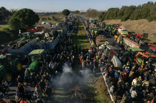 Colère agricole : l'autoroute A61 bloquée dans les deux sens