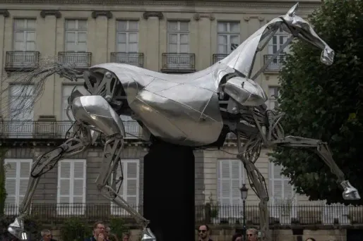 Zeus, le cheval métallique des Jeux olympiques, est désormais exposé à Paris