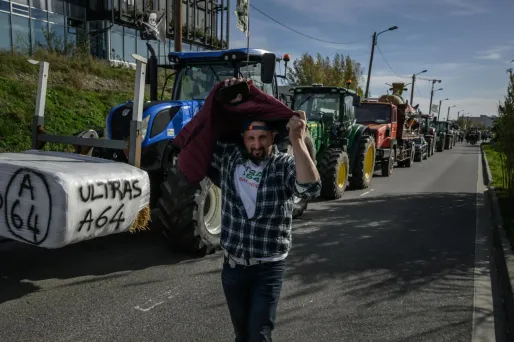 Les agriculteurs maintiennent les blocages