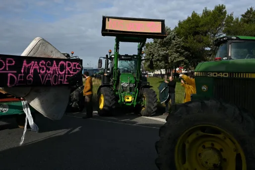 Dans les Pyrénées, les agriculteurs poursuivent les blocages.