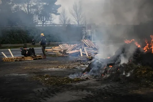 Colère agricole : sur l’A63 en Gironde, les vacanciers ralentis malgré l’appel à la trêve