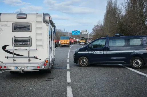 Crise agricole : au premier jour des vacances, les automobilistes doivent s'armer de patience face aux blocages des agriculteurs