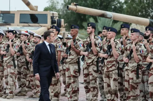 Emmanuel Macron a partagé un dîner de Noël avec les troupes françaises déployées aux Émirats arabes unis.