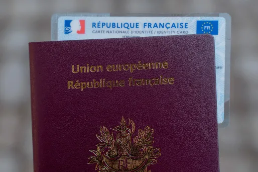 Le passeport français, accompagné de la nouvelle carte d'identité. (illustration)