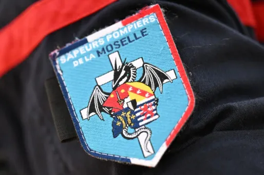 Des drapeaux et des gerbes de fleurs ont été volés dans la caserne des sapeurs-pompiers de Hayange, en Moselle.