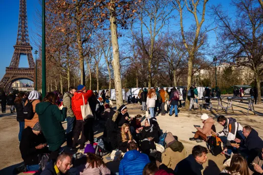 Rencontre européenne de Taizé : la ferveur des jeunes chrétiens venus participer à la prière du soir à l'Accor Arena de Bercy