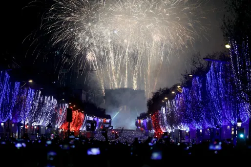 Le feu d'artifice sur l'Arc de Triomphe, à Paris, à l'occasion du passage en 2026.