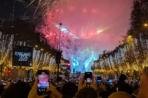 Des centaines de milliers de personnes étaient réunies sur les Champs-Elysées pour fêter le passage en 2026.