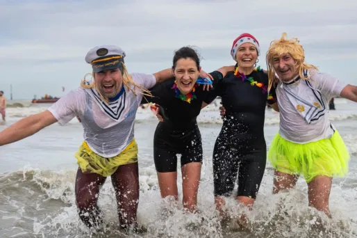 «Une fois qu’on est dedans, ça va» : à Dunkerque, le bain des givrés pour bien commencer 2026 dans une eau à 6 degrés