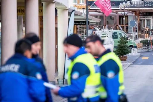 Incendie à Crans-Montana en Suisse : des bougies scintillantes possiblement à l'origine du drame ?