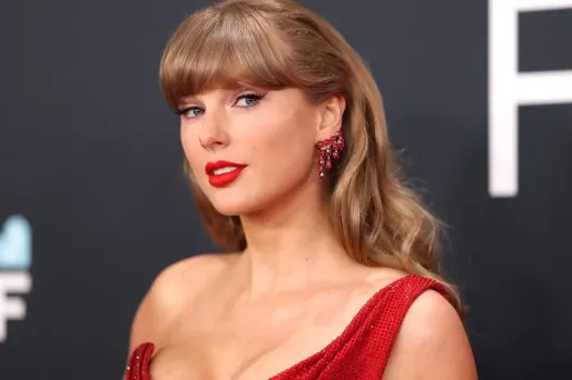 Une visibilité soudaine et inattendue, portée par la notoriété internationale de Taylor Swift.