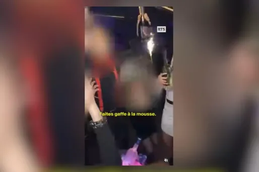 Dans cette vidéo publiée par RTS, on peut entendre un employé du bar Le Constellation mettre en garde contre le risque d'embrasement de la mousse au plafond.