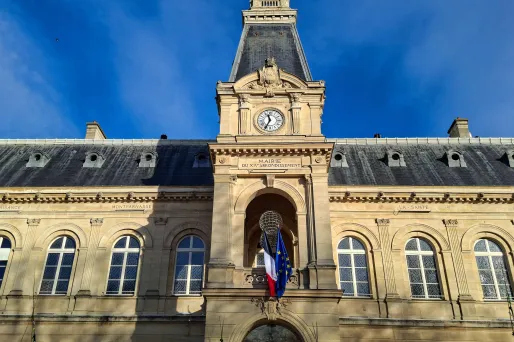 Le Conseil d'État a approuve l'utilisation de l'écriture inclusive sur des plaques célébrant des élus ayant dépassé les 25 ans de mandat pour la Ville de Paris.