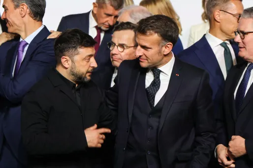 Volodymyr Zelensky, Emmanuel Macron et Keir Starmer ont signé un accord, ce mardi 6 janvier, durant la réunion de la coalition des volontaires, à Paris.