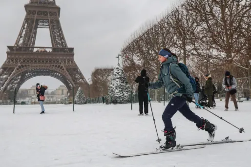 La tour Eiffel sous la neige