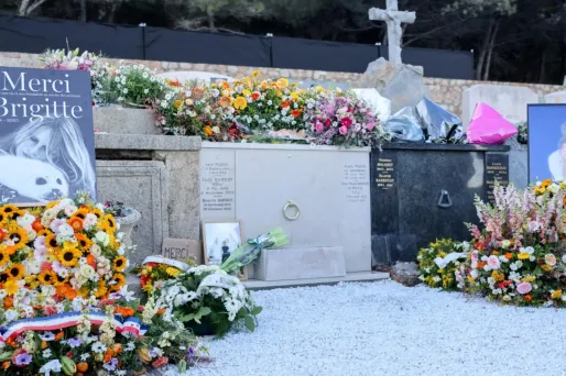EN DIRECT - Obsèques de Brigitte Bardot : l'icone repose désormais au cimetière marin de Saint-Tropez