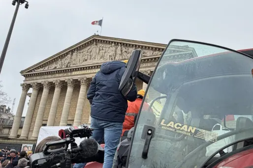 Yaël Braun-Pivet reçoit symboliquement ce jeudi les syndicats agricoles pour tenter d'apaiser les tensions.