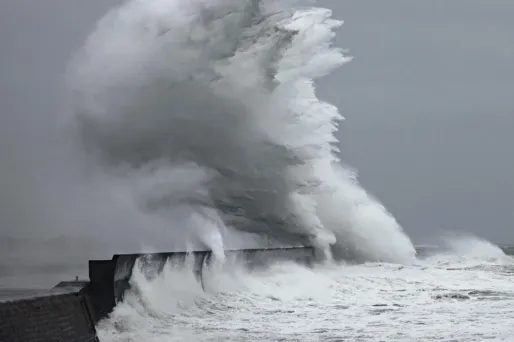 Tempête Goretti : alerte rouge dans la Manche, les villes se préparent et se barricadent