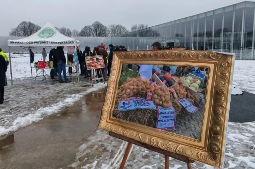 Les agriculteurs mettent leur colère en exposition devant le Louvre-Lens ce jeudi 8 janvier pour protester contre l'accord UE-Mercosur.