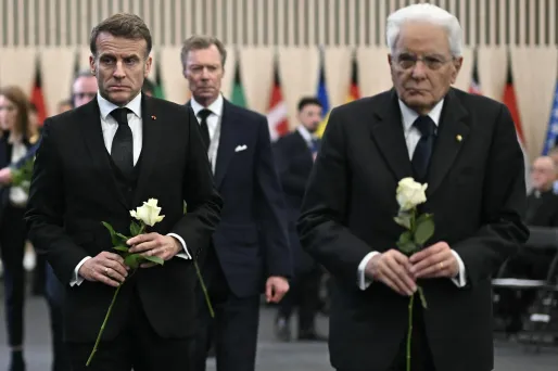 Emmanuel Macron, accompagné de son homologue italien Sergio Mattarella, ont déposé une rose blanche en hommage aux victimes
