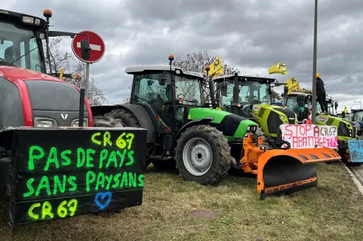 Une cinquantaine d'agriculteurs étaient réunis à Strasbourg pour bloquer le pont de l'Europe.