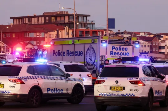 Des dizaines de véhicules d'urgence sont présents devant la plage de Bondi, à Sydney.