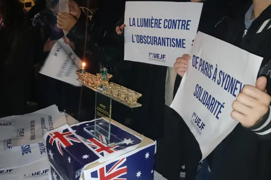 Un rassemblement en hommage aux victimes de l'attentat de Sidney a été organisé devant l'ambassade australienne à Paris.