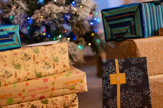 À Strasbourg, la magie de Noël se vit en famille autour du sapin et des cadeaux.