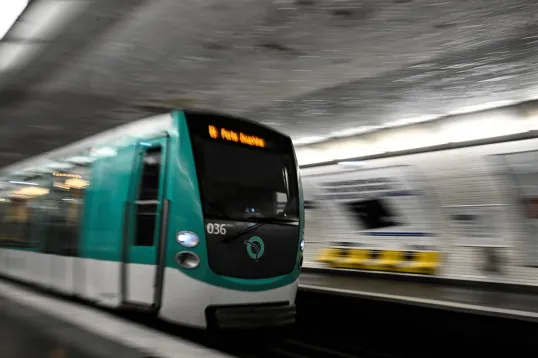 «C'est cela l'effondrement d'un grand pays» : colère et indignation des politiques après les attaques au couteau dans le métro parisien