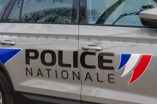 Paris : vexé après une bataille de boules de neige, il porte des coups de couteau à un adolescent avant d'être interpellé