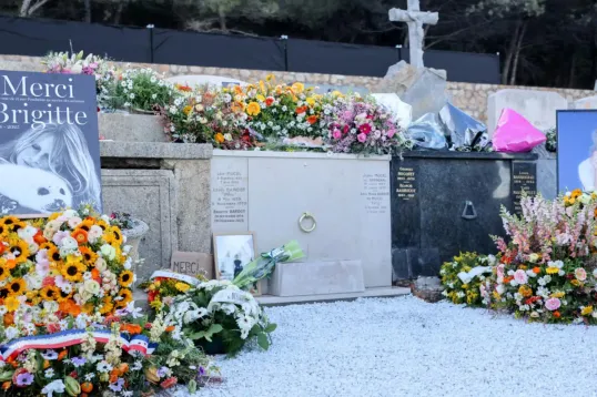 EN DIRECT - Obsèques de Brigitte Bardot : l'icone repose désormais au cimetière marin de Saint-Tropez