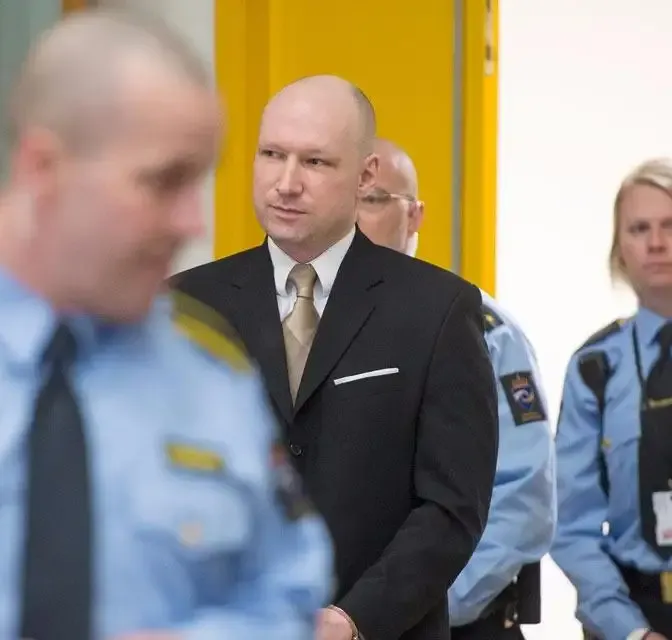 Pour la justice norvégienne, c'est la mise à l'isolement d'Anders Breivik qui est contraire aux droits de l'homme.