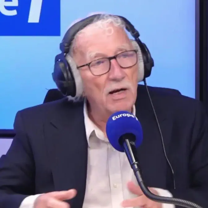 Jacques Vendroux, chroniqueur sportif, était l'invité de l'émission "On marche sur la tête".