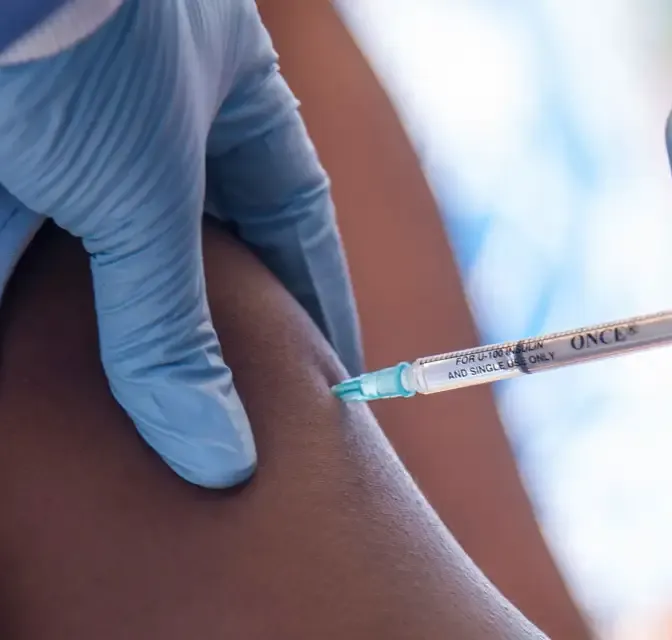 Une personne se faisant vacciner.