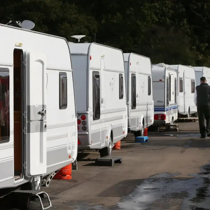 «Il faut que ça aille dans les deux sens» : 200 caravanes installées illégalement dans une station balnéaire, la maire tire la sonnette d'alarme