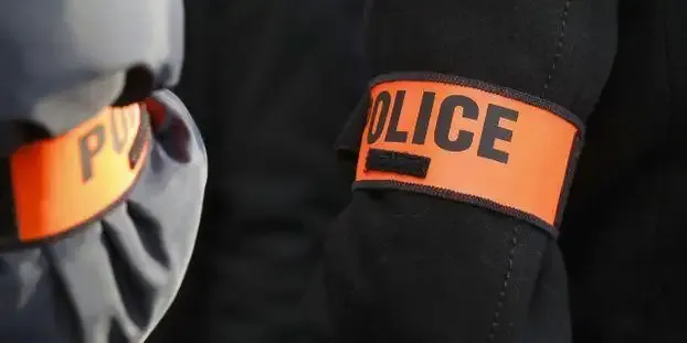 "Deux témoins indiquent que des policiers de la Compagnie de sécurisation et d'intervention (CSI) 93 ont amené deux jeunes dans un hall pour les frapper", a indiqué une source policière.