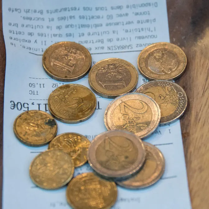 Budget 2026 : Bercy réfléchit à fiscaliser les pourboires des serveurs, la profession s'inquiète