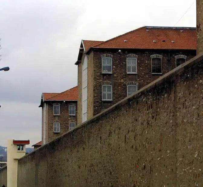 Aix-Luynes : plusieurs agents pénitentiaires blessés par un détenu multirécidiviste