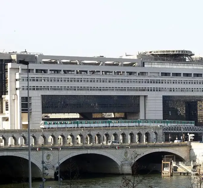 Déficit, absence de budget, loi spéciale... Comment l'économie française termine-t-elle l'année 2025 ?