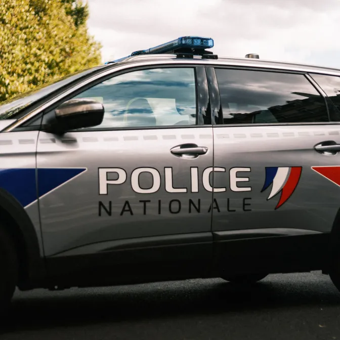 NFO EUROPE 1 – Paris : un faux policier s’introduit au domicile d’un tireur sportif quelques jours après le piratage des données de la Fédération de Tir