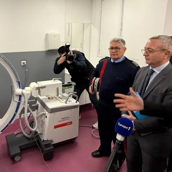 Patrice Faure, préfet de police de Paris au milieu, à droite Chadi Christian Jbeili, médecin-chef du service médical d’urgence de l’aéroport Paris-Orly.