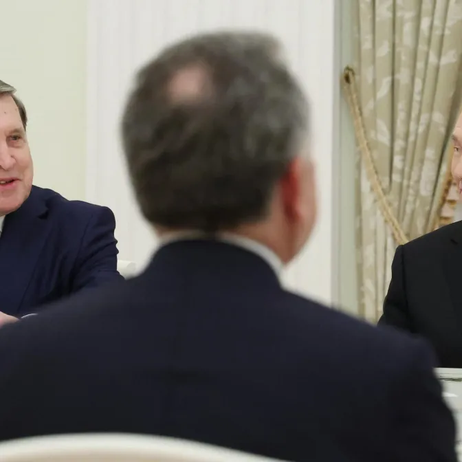 Iouri Ouchakov, conseiller diplomatique du Kremlin (à g.) et Vladimir Poutine (à d.) ont reçu Steve Witkoff (au centre) ce mardi 2 décembre au Kremlin.