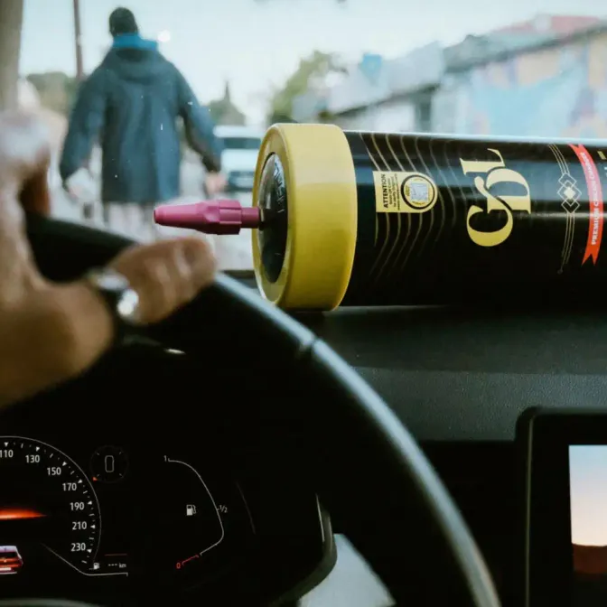 Après inhalation, le protoxyde d’azote provoque des réactions euphorisantes, comme "rires incontrôlés, sensation d’ébriété, distorsions auditives ou visuelles".